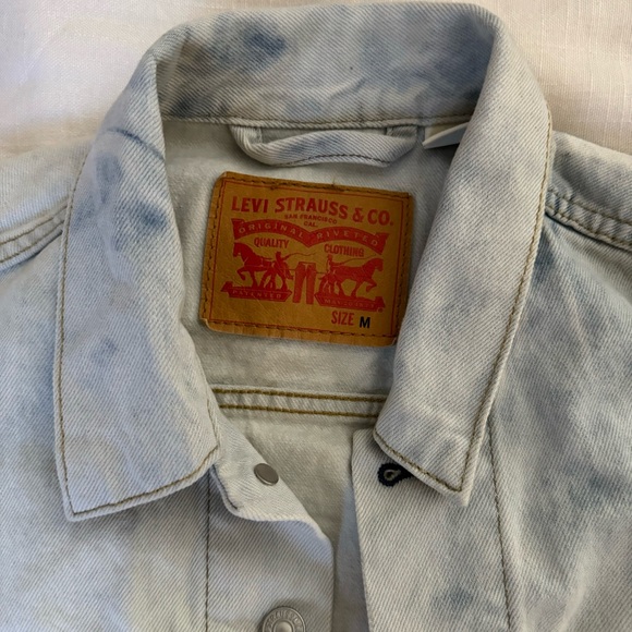 Vintage Levi’s light wash denim jacket - Picture 4 of 6
